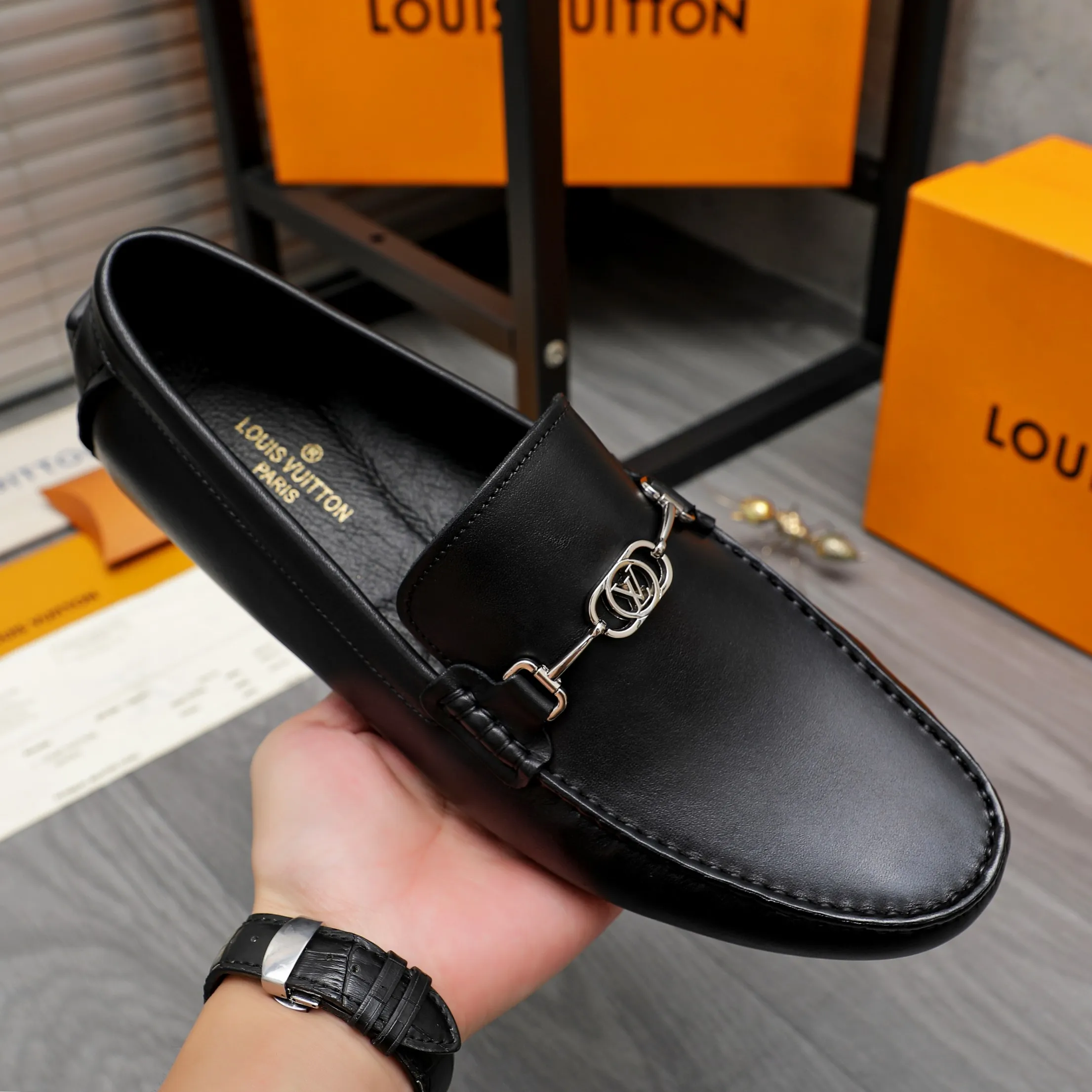 Men's shoes 💰400 Product trademark: LV "Louis Vuitton" casual slip-on shoes Regular size: 38-45 (45 is custom-made and non-returnable) Product materials: Selected high-quality cowhide upper, pigskin lining, original non-slip outsole